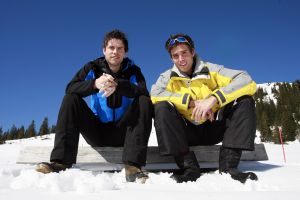 27-03-2007 SHOWBIZZ; NICK EN SIMON EN HUN SUCCES DAT INMIDDELS MEGA IS. Hun succes kent geen grenzen. Nick en Simon zijn na een jaar inmiddels erg hot. Dat er in een jaar zoveel kan veranderen hebben Nick en Simon aan dn lijve onder vonden. In 2007 zijn ze inmiddels geboekt voor meer dan 350 optredens. Prive sprak hun in Westendorf Oostenrijk.
foto: Albert den Iseger.