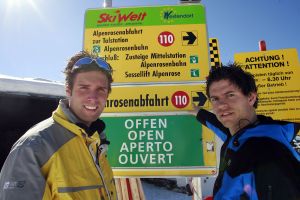 27-03-2007 SHOWBIZZ; NICK EN SIMON EN HUN SUCCES DAT INMIDDELS MEGA IS. Hun succes kent geen grenzen. Nick en Simon zijn na een jaar inmiddels erg hot. Dat er in een jaar zoveel kan veranderen hebben Nick en Simon aan dn lijve onder vonden. In 2007 zijn ze inmiddels geboekt voor meer dan 350 optredens. Prive sprak hun in Westendorf Oostenrijk.
foto: Albert den Iseger.