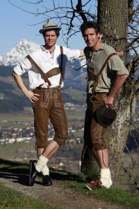 27-03-2007 SHOWBIZZ; NICK EN SIMON EN HUN SUCCES DAT INMIDDELS MEGA IS. Hun succes kent geen grenzen. Nick en Simon zijn na een jaar inmiddels erg hot. Dat er in een jaar zoveel kan veranderen hebben Nick en Simon aan dn lijve onder vonden. In 2007 zijn ze inmiddels geboekt voor meer dan 350 optredens. Prive sprak hun in Westendorf Oostenrijk.
foto: Albert den Iseger.