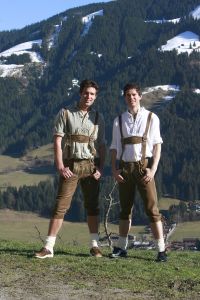 27-03-2007 SHOWBIZZ; NICK EN SIMON EN HUN SUCCES DAT INMIDDELS MEGA IS. Hun succes kent geen grenzen. Nick en Simon zijn na een jaar inmiddels erg hot. Dat er in een jaar zoveel kan veranderen hebben Nick en Simon aan dn lijve onder vonden. In 2007 zijn ze inmiddels geboekt voor meer dan 350 optredens. Prive sprak hun in Westendorf Oostenrijk.
foto: Albert den Iseger.