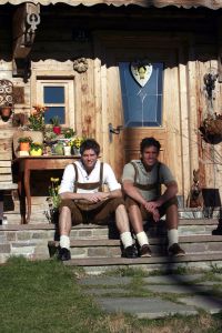 27-03-2007 SHOWBIZZ; NICK EN SIMON EN HUN SUCCES DAT INMIDDELS MEGA IS. Hun succes kent geen grenzen. Nick en Simon zijn na een jaar inmiddels erg hot. Dat er in een jaar zoveel kan veranderen hebben Nick en Simon aan dn lijve onder vonden. In 2007 zijn ze inmiddels geboekt voor meer dan 350 optredens. Prive sprak hun in Westendorf Oostenrijk.
foto: Albert den Iseger.