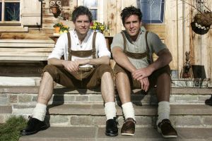 27-03-2007 SHOWBIZZ; NICK EN SIMON EN HUN SUCCES DAT INMIDDELS MEGA IS. Hun succes kent geen grenzen. Nick en Simon zijn na een jaar inmiddels erg hot. Dat er in een jaar zoveel kan veranderen hebben Nick en Simon aan dn lijve onder vonden. In 2007 zijn ze inmiddels geboekt voor meer dan 350 optredens. Prive sprak hun in Westendorf Oostenrijk.
foto: Albert den Iseger.