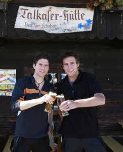 27-03-2007 SHOWBIZZ; NICK EN SIMON EN HUN SUCCES DAT INMIDDELS MEGA IS. Hun succes kent geen grenzen. Nick en Simon zijn na een jaar inmiddels erg hot. Dat er in een jaar zoveel kan veranderen hebben Nick en Simon aan dn lijve onder vonden. In 2007 zijn ze inmiddels geboekt voor meer dan 350 optredens. Prive sprak hun in Westendorf Oostenrijk.
foto: Albert den Iseger.