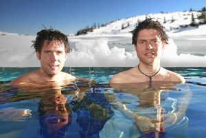 27-03-2007 SHOWBIZZ; NICK EN SIMON EN HUN SUCCES DAT INMIDDELS MEGA IS. Hun succes kent geen grenzen. Nick en Simon zijn na een jaar inmiddels erg hot. Dat er in een jaar zoveel kan veranderen hebben Nick en Simon aan dn lijve onder vonden. In 2007 zijn ze inmiddels geboekt voor meer dan 350 optredens. Prive sprak hun in Westendorf Oostenrijk.
foto: Albert den Iseger.