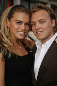 24-03-2007 SHOWBIZZ; DANIE BLES STYLING PRESENTS MIX EN MATCH IN HILTON. De Danie Bles summer tour is begonnen in het Hilton te Amsterdam. Frisse mode en vooral veel styling was de mix en match van Danie Bles in het Hilton.Druk was het wel vooral met mooie dames en weinig heren, drankjes waren voor eigen rekening en de winkels waren tijdens de gehele avond open voor de laatste mode snufjes,dus de vele dames gingen naar huis met goed gevulde Bles tassen.
foto: Albert den Iseger. 