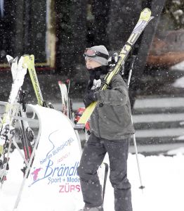 12-03-2007 SHOWBIZZ; BEKEND NERDERLAND IS WEER AANWEZIG IN DE OOSTENRIJKSE SKIGEBIEDEN. Van Noord naar Zuid en van Oost naar West zijn de Bn ers weer te vinden in de Oostenrijkse skigebieden. Veel sneeuw was er niet maar daarom deze te meer pret bij de after ski feesten. 
foto: Albert den Iseger.