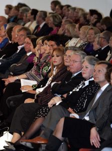 20-03-2007 SHOWBIZZ; PAUL SCHULTEN PRESENTEERDE WEER EEN BIJZONDERE VOORJAARS-ZOMERMODESHOW. Het Okura was weer afgeladen vol met mensen die de bijzondere mode van Paul en zijn Team kunnen waarderen.Vele modellen ook met een maatje meer presenteerde prachtige opzienbarende mode, afgewisseld met mode voor de jonge zakenvrouw.Voor elk wat wils bracht Paul Schulten een bijzondere show waar ieder van genoten heeft, ook de vele bekende Nederlanders waren na de modeshow diep onder de indruk van de creatieve inspiratie van Paul Schulten. Het is nu afspraken maken en allerlei creaties op maat gaan maken voor de kooplustige clienten.
Foto: Albert den Iseger.