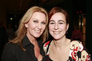 18-03-2007 SHOWBIZZ; ZAKEN VROUWEN HOUDEN VAN MOOIE MODE DUS VAN MART VISSER. Het Amsterdamse Hilton was weer bepalende lokatie voor het modebeeld van voorjaar-zomer 2007. Mart Visser bracht een wisselende show van zijn draagbare mode voor vooral de zakenvrouw, jong of oud. Ook diverse kamerleden waren weer aanwezig en allen droegen zij een creatie van Mart Visser. Zo liepen er rond Leatitia Griffith, Karien van Gennip,Ed Nijpels met partner Elsbeth Janmaat, Ans Markus,Christine Noordzij,Cees Dam, Gerrie van der Klei,Tineke de Groot en Mariette  Barnhoorn. 
foto: Albert den Iseger.