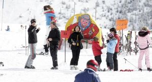 12-03-2007 SHOWBIZZ; BEKEND NERDERLAND IS WEER AANWEZIG IN DE OOSTENRIJKSE SKIGEBIEDEN. Van Noord naar Zuid en van Oost naar West zijn de Bn ers weer te vinden in de Oostenrijkse skigebieden. Veel sneeuw was er niet maar daarom deze te meer pret bij de after ski feesten. 
foto: Albert den Iseger.