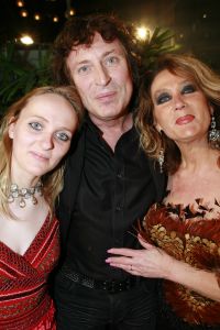 07-03-2007 SHOWBIZZ; HET WAS WEER EEN HEERLIJK AVONDJE BONTE KLEUREN BIJ RONALD KOLK. Alle Kolk fans waren weer op komen draven om weer een avond te genieten van heerlijke echte mode, met veel kleur,bloemen en een stukje amusement. Alles gevolgd door onbeperkt eten,drinken en roddelen. Na afloop kreeg iedereen een duur La Prairie kado mee naar huis. Ronald moet de aankomende tijd weer heel wat jurkjes in elkaar naaien wil hij deze kostbare avond weer verdiend hebben.Maar nee hoor de sponcors betaalde de rekening anders was dit nooit mogelijk volgens Ronald.Vele bekende koppies waren weer aanwezig zoals: Ed Nijpels-Christine KKroonenberg-Linda Neefs-Marijke Helwegen-Ruurd Hallema-Liesbeth List en nog vele anderen.
foto: Albert den Iseger