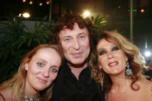 07-03-2007 SHOWBIZZ; HET WAS WEER EEN HEERLIJK AVONDJE BONTE KLEUREN BIJ RONALD KOLK. Alle Kolk fans waren weer op komen draven om weer een avond te genieten van heerlijke echte mode, met veel kleur,bloemen en een stukje amusement. Alles gevolgd door onbeperkt eten,drinken en roddelen. Na afloop kreeg iedereen een duur La Prairie kado mee naar huis. Ronald moet de aankomende tijd weer heel wat jurkjes in elkaar naaien wil hij deze kostbare avond weer verdiend hebben.Maar nee hoor de sponcors betaalde de rekening anders was dit nooit mogelijk volgens Ronald.Vele bekende koppies waren weer aanwezig zoals: Ed Nijpels-Christine KKroonenberg-Linda Neefs-Marijke Helwegen-Ruurd Hallema-Liesbeth List en nog vele anderen.
foto: Albert den Iseger