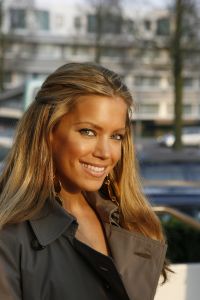 24-03-2007 SHOWBIZZ; DANIE BLES STYLING PRESENTS MIX EN MATCH IN HILTON. De Danie Bles summer tour is begonnen in het Hilton te Amsterdam. Frisse mode en vooral veel styling was de mix en match van Danie Bles in het Hilton.Druk was het wel vooral met mooie dames en weinig heren, drankjes waren voor eigen rekening en de winkels waren tijdens de gehele avond open voor de laatste mode snufjes,dus de vele dames gingen naar huis met goed gevulde Bles tassen.
foto: Albert den Iseger. 