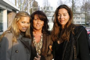 24-03-2007 SHOWBIZZ; DANIE BLES STYLING PRESENTS MIX EN MATCH IN HILTON. De Danie Bles summer tour is begonnen in het Hilton te Amsterdam. Frisse mode en vooral veel styling was de mix en match van Danie Bles in het Hilton.Druk was het wel vooral met mooie dames en weinig heren, drankjes waren voor eigen rekening en de winkels waren tijdens de gehele avond open voor de laatste mode snufjes,dus de vele dames gingen naar huis met goed gevulde Bles tassen.
foto: Albert den Iseger. 