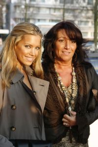 24-03-2007 SHOWBIZZ; DANIE BLES STYLING PRESENTS MIX EN MATCH IN HILTON. De Danie Bles summer tour is begonnen in het Hilton te Amsterdam. Frisse mode en vooral veel styling was de mix en match van Danie Bles in het Hilton.Druk was het wel vooral met mooie dames en weinig heren, drankjes waren voor eigen rekening en de winkels waren tijdens de gehele avond open voor de laatste mode snufjes,dus de vele dames gingen naar huis met goed gevulde Bles tassen.
foto: Albert den Iseger. 