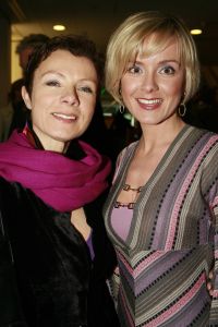 20-03-2007 SHOWBIZZ; PAUL SCHULTEN PRESENTEERDE WEER EEN BIJZONDERE VOORJAARS-ZOMERMODESHOW. Het Okura was weer afgeladen vol met mensen die de bijzondere mode van Paul en zijn Team kunnen waarderen.Vele modellen ook met een maatje meer presenteerde prachtige opzienbarende mode, afgewisseld met mode voor de jonge zakenvrouw.Voor elk wat wils bracht Paul Schulten een bijzondere show waar ieder van genoten heeft, ook de vele bekende Nederlanders waren na de modeshow diep onder de indruk van de creatieve inspiratie van Paul Schulten. Het is nu afspraken maken en allerlei creaties op maat gaan maken voor de kooplustige clienten.
Foto: Albert den Iseger.