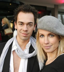 24-03-2007 SHOWBIZZ; DANIE BLES STYLING PRESENTS MIX EN MATCH IN HILTON. De Danie Bles summer tour is begonnen in het Hilton te Amsterdam. Frisse mode en vooral veel styling was de mix en match van Danie Bles in het Hilton.Druk was het wel vooral met mooie dames en weinig heren, drankjes waren voor eigen rekening en de winkels waren tijdens de gehele avond open voor de laatste mode snufjes,dus de vele dames gingen naar huis met goed gevulde Bles tassen.
foto: Albert den Iseger. 