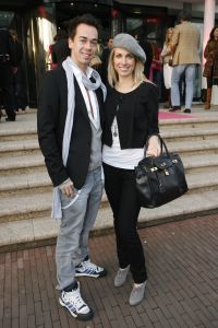 24-03-2007 SHOWBIZZ; DANIE BLES STYLING PRESENTS MIX EN MATCH IN HILTON. De Danie Bles summer tour is begonnen in het Hilton te Amsterdam. Frisse mode en vooral veel styling was de mix en match van Danie Bles in het Hilton.Druk was het wel vooral met mooie dames en weinig heren, drankjes waren voor eigen rekening en de winkels waren tijdens de gehele avond open voor de laatste mode snufjes,dus de vele dames gingen naar huis met goed gevulde Bles tassen.
foto: Albert den Iseger. 
