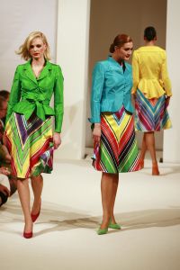 05-03-2007 SHOWBIZZ; HET AMSTELHOTEL KREEG EEN KLEUR VAN DE VOORJAARS MODESHOW VAN FRANS MOLENAAR. Het was een prachtige voorjaars modeshow van Frans Molenaar veel kleur, prachtige stoffen en alles werd geshowd door modellen met een maatje meer. Geen brood magere modellen voor Frans maar prachtige modellen met net iets meer volume. Vele bn ers genoten van een heerlijk avondje prachtige mode en natuurlijk van de wereld befaamde bitterbal met een goed glas wijn na de show.
foto: Albert den Iseger.