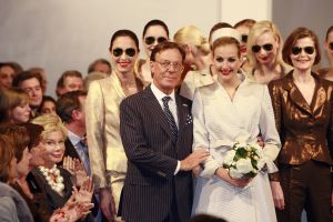 05-03-2007 SHOWBIZZ; HET AMSTELHOTEL KREEG EEN KLEUR VAN DE VOORJAARS MODESHOW VAN FRANS MOLENAAR. Het was een prachtige voorjaars modeshow van Frans Molenaar veel kleur, prachtige stoffen en alles werd geshowd door modellen met een maatje meer. Geen brood magere modellen voor Frans maar prachtige modellen met net iets meer volume. Vele bn ers genoten van een heerlijk avondje prachtige mode en natuurlijk van de wereld befaamde bitterbal met een goed glas wijn na de show.
foto: Albert den Iseger.