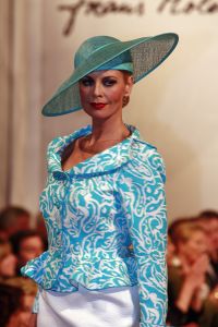 05-03-2007 SHOWBIZZ; HET AMSTELHOTEL KREEG EEN KLEUR VAN DE VOORJAARS MODESHOW VAN FRANS MOLENAAR. Het was een prachtige voorjaars modeshow van Frans Molenaar veel kleur, prachtige stoffen en alles werd geshowd door modellen met een maatje meer. Geen brood magere modellen voor Frans maar prachtige modellen met net iets meer volume. Vele bn ers genoten van een heerlijk avondje prachtige mode en natuurlijk van de wereld befaamde bitterbal met een goed glas wijn na de show.
foto: Albert den Iseger.