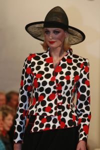05-03-2007 SHOWBIZZ; HET AMSTELHOTEL KREEG EEN KLEUR VAN DE VOORJAARS MODESHOW VAN FRANS MOLENAAR. Het was een prachtige voorjaars modeshow van Frans Molenaar veel kleur, prachtige stoffen en alles werd geshowd door modellen met een maatje meer. Geen brood magere modellen voor Frans maar prachtige modellen met net iets meer volume. Vele bn ers genoten van een heerlijk avondje prachtige mode en natuurlijk van de wereld befaamde bitterbal met een goed glas wijn na de show.
foto: Albert den Iseger.