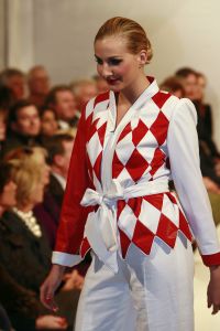 05-03-2007 SHOWBIZZ; HET AMSTELHOTEL KREEG EEN KLEUR VAN DE VOORJAARS MODESHOW VAN FRANS MOLENAAR. Het was een prachtige voorjaars modeshow van Frans Molenaar veel kleur, prachtige stoffen en alles werd geshowd door modellen met een maatje meer. Geen brood magere modellen voor Frans maar prachtige modellen met net iets meer volume. Vele bn ers genoten van een heerlijk avondje prachtige mode en natuurlijk van de wereld befaamde bitterbal met een goed glas wijn na de show.
foto: Albert den Iseger.