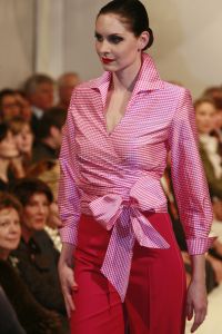 05-03-2007 SHOWBIZZ; HET AMSTELHOTEL KREEG EEN KLEUR VAN DE VOORJAARS MODESHOW VAN FRANS MOLENAAR. Het was een prachtige voorjaars modeshow van Frans Molenaar veel kleur, prachtige stoffen en alles werd geshowd door modellen met een maatje meer. Geen brood magere modellen voor Frans maar prachtige modellen met net iets meer volume. Vele bn ers genoten van een heerlijk avondje prachtige mode en natuurlijk van de wereld befaamde bitterbal met een goed glas wijn na de show.
foto: Albert den Iseger.