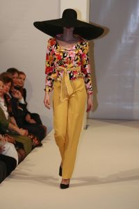 05-03-2007 SHOWBIZZ; HET AMSTELHOTEL KREEG EEN KLEUR VAN DE VOORJAARS MODESHOW VAN FRANS MOLENAAR. Het was een prachtige voorjaars modeshow van Frans Molenaar veel kleur, prachtige stoffen en alles werd geshowd door modellen met een maatje meer. Geen brood magere modellen voor Frans maar prachtige modellen met net iets meer volume. Vele bn ers genoten van een heerlijk avondje prachtige mode en natuurlijk van de wereld befaamde bitterbal met een goed glas wijn na de show.
foto: Albert den Iseger.