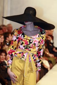 05-03-2007 SHOWBIZZ; HET AMSTELHOTEL KREEG EEN KLEUR VAN DE VOORJAARS MODESHOW VAN FRANS MOLENAAR. Het was een prachtige voorjaars modeshow van Frans Molenaar veel kleur, prachtige stoffen en alles werd geshowd door modellen met een maatje meer. Geen brood magere modellen voor Frans maar prachtige modellen met net iets meer volume. Vele bn ers genoten van een heerlijk avondje prachtige mode en natuurlijk van de wereld befaamde bitterbal met een goed glas wijn na de show.
foto: Albert den Iseger.