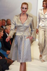 05-03-2007 SHOWBIZZ; HET AMSTELHOTEL KREEG EEN KLEUR VAN DE VOORJAARS MODESHOW VAN FRANS MOLENAAR. Het was een prachtige voorjaars modeshow van Frans Molenaar veel kleur, prachtige stoffen en alles werd geshowd door modellen met een maatje meer. Geen brood magere modellen voor Frans maar prachtige modellen met net iets meer volume. Vele bn ers genoten van een heerlijk avondje prachtige mode en natuurlijk van de wereld befaamde bitterbal met een goed glas wijn na de show.
foto: Albert den Iseger.