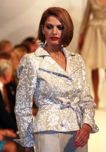 05-03-2007 SHOWBIZZ; HET AMSTELHOTEL KREEG EEN KLEUR VAN DE VOORJAARS MODESHOW VAN FRANS MOLENAAR. Het was een prachtige voorjaars modeshow van Frans Molenaar veel kleur, prachtige stoffen en alles werd geshowd door modellen met een maatje meer. Geen brood magere modellen voor Frans maar prachtige modellen met net iets meer volume. Vele bn ers genoten van een heerlijk avondje prachtige mode en natuurlijk van de wereld befaamde bitterbal met een goed glas wijn na de show.
foto: Albert den Iseger.