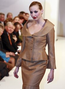 05-03-2007 SHOWBIZZ; HET AMSTELHOTEL KREEG EEN KLEUR VAN DE VOORJAARS MODESHOW VAN FRANS MOLENAAR. Het was een prachtige voorjaars modeshow van Frans Molenaar veel kleur, prachtige stoffen en alles werd geshowd door modellen met een maatje meer. Geen brood magere modellen voor Frans maar prachtige modellen met net iets meer volume. Vele bn ers genoten van een heerlijk avondje prachtige mode en natuurlijk van de wereld befaamde bitterbal met een goed glas wijn na de show.
foto: Albert den Iseger.