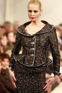 05-03-2007 SHOWBIZZ; HET AMSTELHOTEL KREEG EEN KLEUR VAN DE VOORJAARS MODESHOW VAN FRANS MOLENAAR. Het was een prachtige voorjaars modeshow van Frans Molenaar veel kleur, prachtige stoffen en alles werd geshowd door modellen met een maatje meer. Geen brood magere modellen voor Frans maar prachtige modellen met net iets meer volume. Vele bn ers genoten van een heerlijk avondje prachtige mode en natuurlijk van de wereld befaamde bitterbal met een goed glas wijn na de show.
foto: Albert den Iseger.