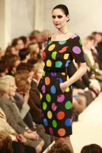 05-03-2007 SHOWBIZZ; HET AMSTELHOTEL KREEG EEN KLEUR VAN DE VOORJAARS MODESHOW VAN FRANS MOLENAAR. Het was een prachtige voorjaars modeshow van Frans Molenaar veel kleur, prachtige stoffen en alles werd geshowd door modellen met een maatje meer. Geen brood magere modellen voor Frans maar prachtige modellen met net iets meer volume. Vele bn ers genoten van een heerlijk avondje prachtige mode en natuurlijk van de wereld befaamde bitterbal met een goed glas wijn na de show.
foto: Albert den Iseger.