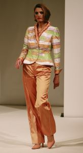 05-03-2007 SHOWBIZZ; HET AMSTELHOTEL KREEG EEN KLEUR VAN DE VOORJAARS MODESHOW VAN FRANS MOLENAAR. Het was een prachtige voorjaars modeshow van Frans Molenaar veel kleur, prachtige stoffen en alles werd geshowd door modellen met een maatje meer. Geen brood magere modellen voor Frans maar prachtige modellen met net iets meer volume. Vele bn ers genoten van een heerlijk avondje prachtige mode en natuurlijk van de wereld befaamde bitterbal met een goed glas wijn na de show.
foto: Albert den Iseger.