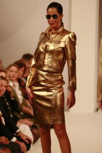 05-03-2007 SHOWBIZZ; HET AMSTELHOTEL KREEG EEN KLEUR VAN DE VOORJAARS MODESHOW VAN FRANS MOLENAAR. Het was een prachtige voorjaars modeshow van Frans Molenaar veel kleur, prachtige stoffen en alles werd geshowd door modellen met een maatje meer. Geen brood magere modellen voor Frans maar prachtige modellen met net iets meer volume. Vele bn ers genoten van een heerlijk avondje prachtige mode en natuurlijk van de wereld befaamde bitterbal met een goed glas wijn na de show.
foto: Albert den Iseger.
