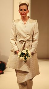 05-03-2007 SHOWBIZZ; HET AMSTELHOTEL KREEG EEN KLEUR VAN DE VOORJAARS MODESHOW VAN FRANS MOLENAAR. Het was een prachtige voorjaars modeshow van Frans Molenaar veel kleur, prachtige stoffen en alles werd geshowd door modellen met een maatje meer. Geen brood magere modellen voor Frans maar prachtige modellen met net iets meer volume. Vele bn ers genoten van een heerlijk avondje prachtige mode en natuurlijk van de wereld befaamde bitterbal met een goed glas wijn na de show.
foto: Albert den Iseger.