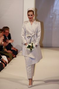 05-03-2007 SHOWBIZZ; HET AMSTELHOTEL KREEG EEN KLEUR VAN DE VOORJAARS MODESHOW VAN FRANS MOLENAAR. Het was een prachtige voorjaars modeshow van Frans Molenaar veel kleur, prachtige stoffen en alles werd geshowd door modellen met een maatje meer. Geen brood magere modellen voor Frans maar prachtige modellen met net iets meer volume. Vele bn ers genoten van een heerlijk avondje prachtige mode en natuurlijk van de wereld befaamde bitterbal met een goed glas wijn na de show.
foto: Albert den Iseger.