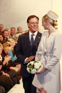 05-03-2007 SHOWBIZZ; HET AMSTELHOTEL KREEG EEN KLEUR VAN DE VOORJAARS MODESHOW VAN FRANS MOLENAAR. Het was een prachtige voorjaars modeshow van Frans Molenaar veel kleur, prachtige stoffen en alles werd geshowd door modellen met een maatje meer. Geen brood magere modellen voor Frans maar prachtige modellen met net iets meer volume. Vele bn ers genoten van een heerlijk avondje prachtige mode en natuurlijk van de wereld befaamde bitterbal met een goed glas wijn na de show.
foto: Albert den Iseger.