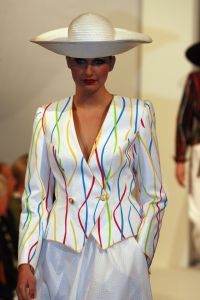 05-03-2007 SHOWBIZZ; HET AMSTELHOTEL KREEG EEN KLEUR VAN DE VOORJAARS MODESHOW VAN FRANS MOLENAAR. Het was een prachtige voorjaars modeshow van Frans Molenaar veel kleur, prachtige stoffen en alles werd geshowd door modellen met een maatje meer. Geen brood magere modellen voor Frans maar prachtige modellen met net iets meer volume. Vele bn ers genoten van een heerlijk avondje prachtige mode en natuurlijk van de wereld befaamde bitterbal met een goed glas wijn na de show.
foto: Albert den Iseger.