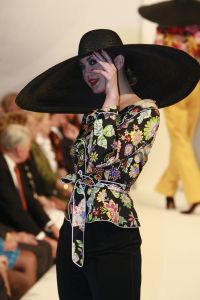 05-03-2007 SHOWBIZZ; HET AMSTELHOTEL KREEG EEN KLEUR VAN DE VOORJAARS MODESHOW VAN FRANS MOLENAAR. Het was een prachtige voorjaars modeshow van Frans Molenaar veel kleur, prachtige stoffen en alles werd geshowd door modellen met een maatje meer. Geen brood magere modellen voor Frans maar prachtige modellen met net iets meer volume. Vele bn ers genoten van een heerlijk avondje prachtige mode en natuurlijk van de wereld befaamde bitterbal met een goed glas wijn na de show.
foto: Albert den Iseger.