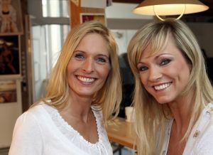 01-03-2008 SHOWBIZZ; FRANS BAUER VERTELD ZIJN VERHAAL EXCLUSIEF IN WEEKBLAD PRIVE. Hun exclusieve verhaal met z n drieen, Frans en Mariska Bauer en Laura Lynn. Evert Santegoeds en Edwin Bredius reden naar Brussel en hadden een ontmoeting met het drie tal. Het hele verhaal staat aanstaande maandag in een eerder te verschijnen nummer van weekblad Prive. Nadat Story Nederland verbijsterde met een verhaal dat Frans Bauer warme gevoelens zou hebben voor Laura Lynn komt Prive nu echt met de WAARHEID verteld door Frans en Mariska Bauer en Laura Lynn. Het tien pagina-s exclusieve verhaal met exclusieve foto-s van Albert den Iseger ligt maandag morgen klaar bij de kiosk. 
exclusieve foto: Albert den Iseger.