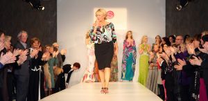 24-03-2008 SHOWBIZZ; SHEILA DE VRIES VOORJAAR EN ZOMERCOLLECTIE 2008. Aloha was de titel van haar pret a couture collectie in het Hilton Amsterdam. Vele prachtige Kaftan jurken, Chiffon avondjurken, cocktailjurkjes van prachtige zijde, wijde palazzo broeken gecombineerd met  fluorescerende  satijn zijde blouses en grote bloempatronen jurken met veel paarlemoer en met oog verblindende glans effecten. Het was ook vooral veel kleur en erg zomers. Deze collectie heeft de sfeer van zon, strand, zee en feestjes tegelijk. Nu maar hopen op een mooie zomer, en anders kunt u altijd nog met deze collectie naar Hawai.
foto: Albert den Iseger