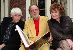 14-11-2007 SHOWBIZZ; AAT VELDHOEN VRAAGT HEDY d ANCONA TEN HUWELIJK. De erotische kunstenaar is dolverliefd op oud minister Hedy d Ancona en heeft haar al verschillende keren ten huwelijk gevraagd. 
foto: Albert den Iseger.
