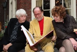 14-11-2007 SHOWBIZZ; AAT VELDHOEN VRAAGT HEDY d ANCONA TEN HUWELIJK. De erotische kunstenaar is dolverliefd op oud minister Hedy d Ancona en heeft haar al verschillende keren ten huwelijk gevraagd. 
foto: Albert den Iseger.