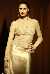 18-02-2008 POLITIEK; NEDERLANDS EN VLAAMSE CULTUURINVASIE IN HONGARIJE. De Hongaarse hoofdstad Budapest is tot 12 Maart het bruisende middelpunt van Nederlandse en Vlaamse cultuurmanifestaties. Prinses Margriet zo de opening verrichten maar belde helaas af in verband met ziekte. Prof.Mr. Pieter van Vollenhoven nam de honneus met verve waar. Tal van genodigden uit Belgie-Nederland en Hongarijewaren aanwezig. Addy van de Krommenacker gaf een daverende modeshow en Emily Bouwman glinsterende de gehele avond het was voor haar de eerste Hongaarse produktie die vlekkeloos verliep. 
foto: Albert den Iseger.