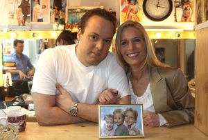 01-03-2008 SHOWBIZZ; FRANS BAUER VERTELD ZIJN VERHAAL EXCLUSIEF IN WEEKBLAD PRIVE. Hun exclusieve verhaal met z n drieen, Frans en Mariska Bauer en Laura Lynn. Evert Santegoeds en Edwin Bredius reden naar Brussel en hadden een ontmoeting met het drie tal. Het hele verhaal staat aanstaande maandag in een eerder te verschijnen nummer van weekblad Prive. Nadat Story Nederland verbijsterde met een verhaal dat Frans Bauer warme gevoelens zou hebben voor Laura Lynn komt Prive nu echt met de WAARHEID verteld door Frans en Mariska Bauer en Laura Lynn. Het tien pagina-s exclusieve verhaal met exclusieve foto-s van Albert den Iseger ligt maandag morgen klaar bij de kiosk. 
exclusieve foto: Albert den Iseger.