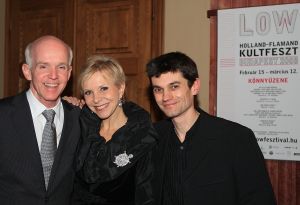 18-02-2008 POLITIEK; NEDERLANDS EN VLAAMSE CULTUURINVASIE IN HONGARIJE. De Hongaarse hoofdstad Budapest is tot 12 Maart het bruisende middelpunt van Nederlandse en Vlaamse cultuurmanifestaties. Prinses Margriet zo de opening verrichten maar belde helaas af in verband met ziekte. Prof.Mr. Pieter van Vollenhoven nam de honneus met verve waar. Tal van genodigden uit Belgie-Nederland en Hongarijewaren aanwezig. Addy van de Krommenacker gaf een daverende modeshow en Emily Bouwman glinsterende de gehele avond het was voor haar de  eerste Hongaarse produktie die vlekkeloos verliep.
foto: Albert den Iseger.