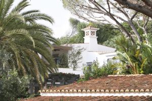 29-02-2008 SHOWBIZZ; LINDA DE MOL MET NIEUWE LIEFDE JEROEN RIETBERGEN OP VAKANTIE IN PORTUGAL.Er was weinig zon maar de open haard in huize de Mol gaf genoeg warmte om elkaar warm te houden. Jeroen en Linda heerlijk voor de eerste keer samen en dan wel een hele week in het prachtige Vale do Lobo. De twee vermaakten zich opperbest op de golfbaan en op de vele terrasjes van Vale do Lobo. Jeroen niet erg bekend met alle aandacht van de fotografen liet dat dan ook wel merken, de bekende  middelvinger werd regelmatig opgestoken en verder gedroeg hij zich niet bijzonder chique tegenover de pers. Vroeg in de ochtend trainde Jeroen zich in het zweet terwijl Linda genoot van de ochtendzon. Het was een vakantie van Golfen,uit eten,relaxen en vooral genieten van elkaar.
foto: Albert den Iseger.