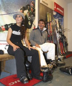 14-03-2008 SHOWBIZZ; JAN SMIT EN YOLANTHE CABAU VAN KASBERGEN VERTELLEN HUN VERHAAL IN FLACHAU. We gaan nog dit jaar trouwen als al onze werkzaamheden dit toelaten, anders word het echt volgend jaar.  Jan en Yolanthe waren met een paar vrienden op wintersport vakantie in Flachau. Het hele verhaal met prachtige foto-s deze week in uw weekblad Prive.
exclusieve foto-s : Albert den Iseger